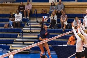 Syracuse volleyball defeated Manhattan at the Big Apple Tournament, advancing to 6-0 on the season.